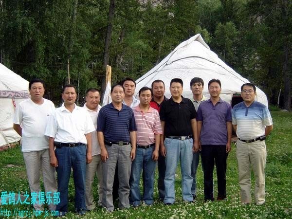 阿勒泰小東溝風(fēng)景區(qū)與鴿友合影
