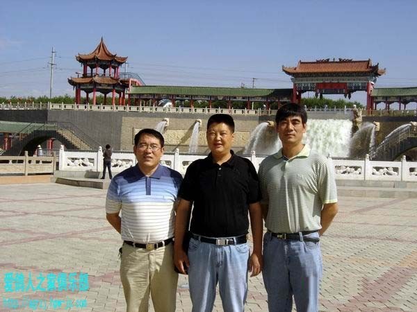 左起苗新春(克市2008年最大贏家,楊志強(qiáng)鴿苑合作鴿舍)楊志強(qiáng),趙玉明(克市,烏市兩地賽鴿高手) 拷貝.jpg